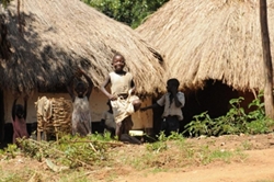 Dzieci z Ugandy przed chatą