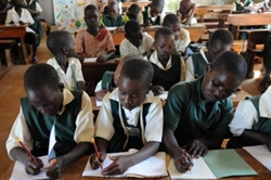 Dzieci z Ugandy podczas nauki
